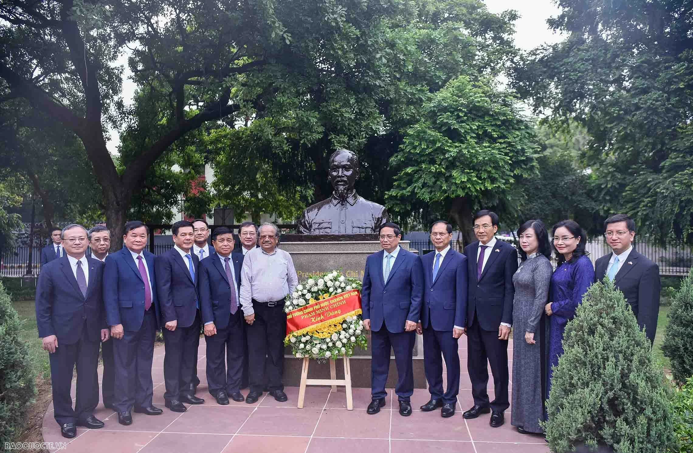 PM Pham Minh Chinh pays tribute to President Ho Chi Minh in New Delhi PM Pham Minh Chinh pays tribute to President Ho Chi Minh in New Delhi