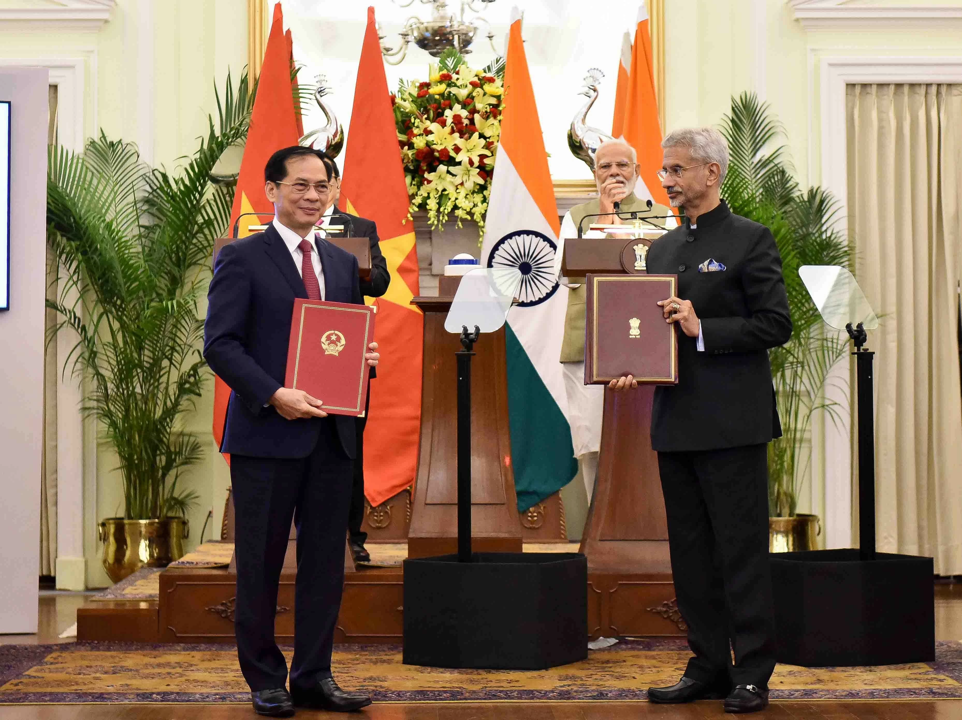 Thủ tướng Phạm Minh Chính và Thủ tướng Narendra Modi chứng kiến Bộ trưởng Bộ Ngoại giao 2 nước trao Chương trình hành động Đối tác chiến lược toàn diện Việt Nam-Ấn Độ giai đoạn 2024-2028 (Ảnh: Nguyễn Hồng) Thủ tướng Phạm Minh Chính và Thủ tướng Narendra Modi chứng kiến Bộ trưởng Bộ Ngoại giao 2 nước trao Chương trình hành động Đối tác chiến lược toàn diện Việt Nam-Ấn Độ giai đoạn 2024-2028 (Ảnh: Nguyễn Hồng)