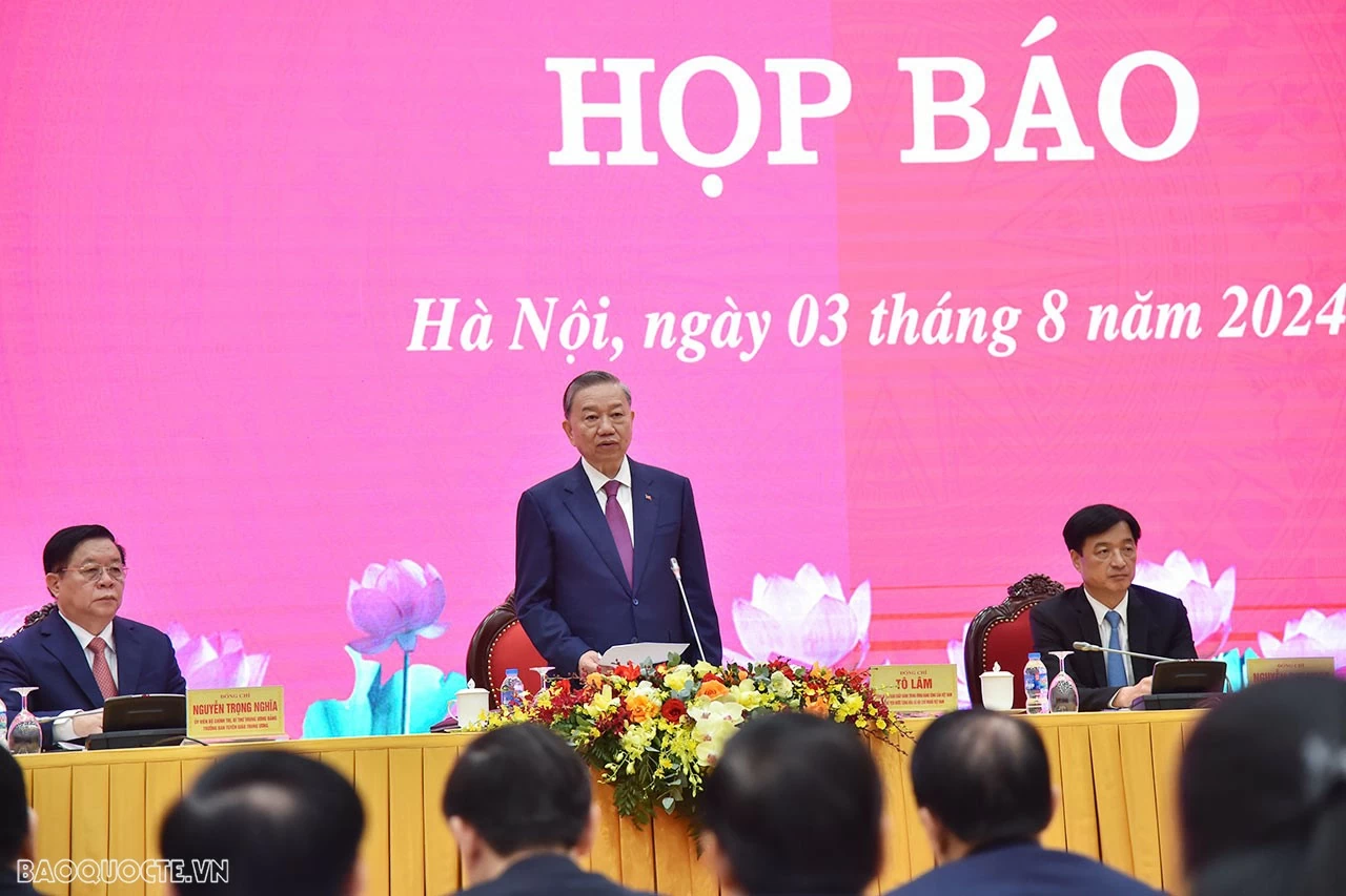 Sáng 3/8, sau khi được Trung ương tín nhiệm bầu giữ chức vụ cao nhất của Đảng, Tổng Bí thư, Chủ tịch nước Tô Lâm đã chủ trì họp báo để thông tin, trả lời các câu hỏi của báo chí trong nước và quốc tế. (Ảnh: Tuấn Anh) Sáng 3/8, sau khi được Trung ương tín nhiệm bầu giữ chức vụ cao nhất của Đảng, Tổng Bí thư, Chủ tịch nước Tô Lâm đã chủ trì họp báo để thông tin, trả lời các câu hỏi của báo chí trong nước và quốc tế. (Ảnh: Tuấn Anh)