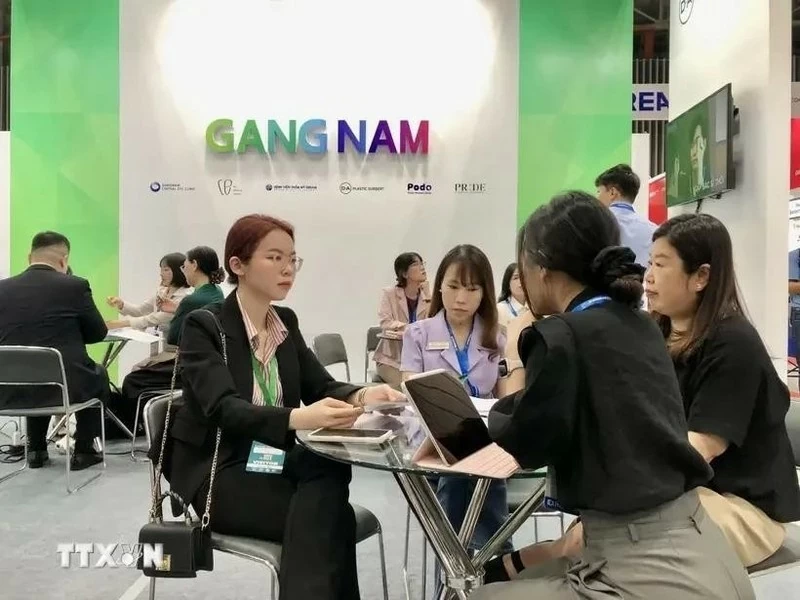 Businesses seek partnership opportunities at the exhibition. (Photo: VNA) Businesses seek partnership opportunities at the exhibition. (Photo: VNA)