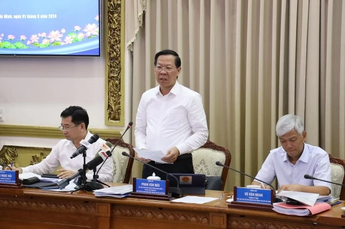 Phan Van Mai (standing), chairman of the city People’s Committee. (Source: VNA) Phan Van Mai (standing), chairman of the city People’s Committee. (Source: VNA)