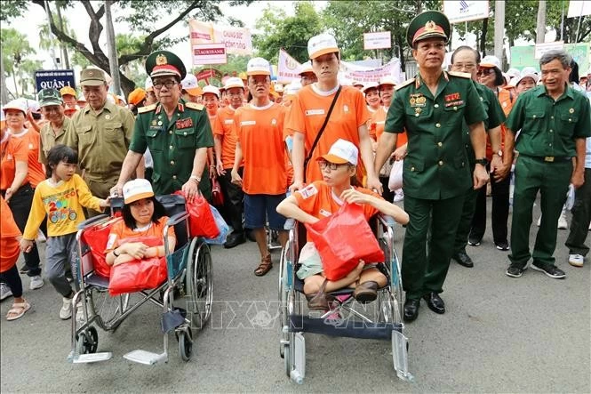 Over 5,000 join charity walk to support Agent Orange/dioxin victims (Source: VNA) Over 5,000 join charity walk to support Agent Orange/dioxin victims (Source: VNA)