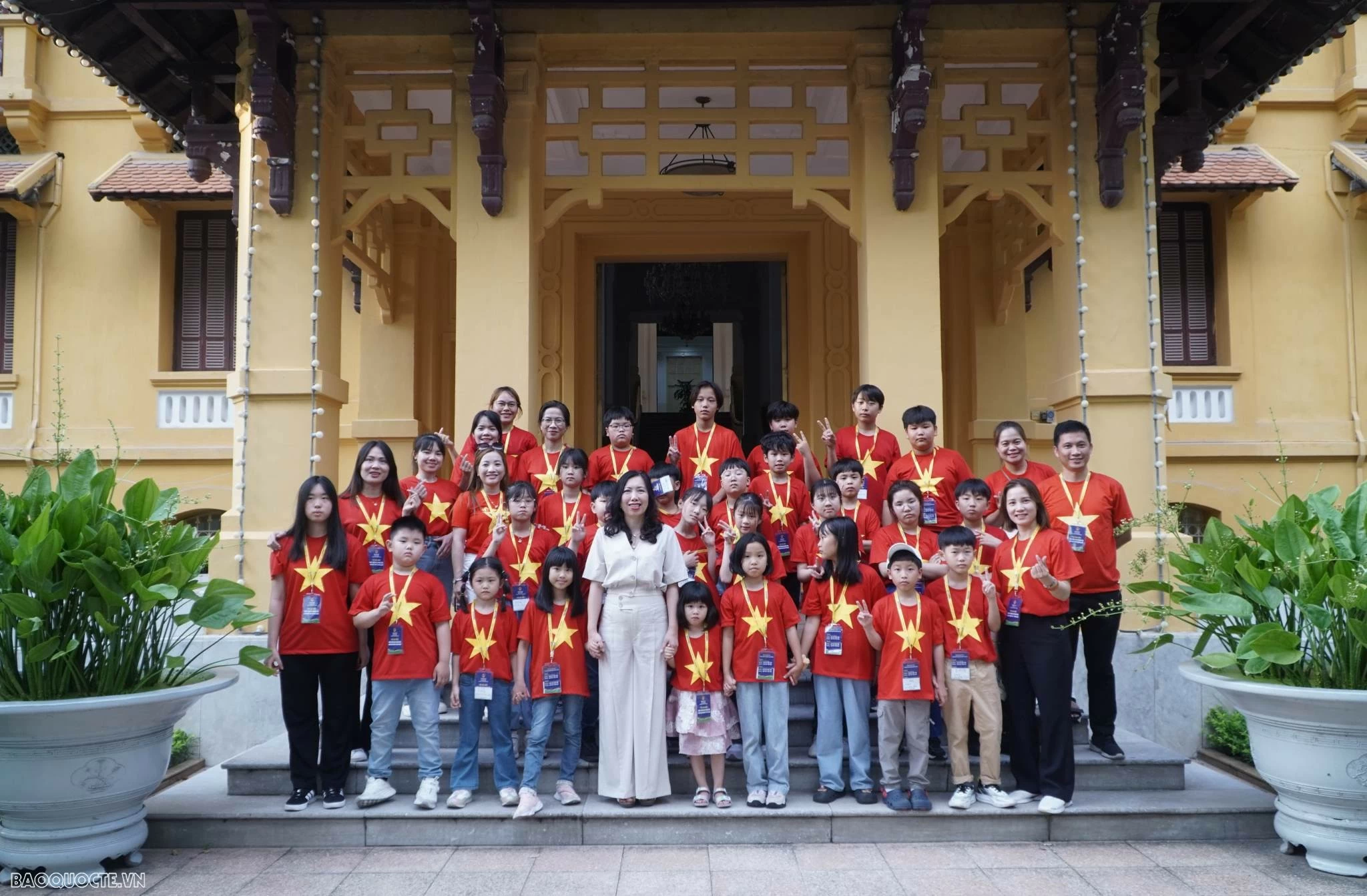 Deputy FM Le Thi Thu Hang welcomes Vietnamese children, teachers from RoK Deputy FM Le Thi Thu Hang welcomes Vietnamese children, teachers from RoK