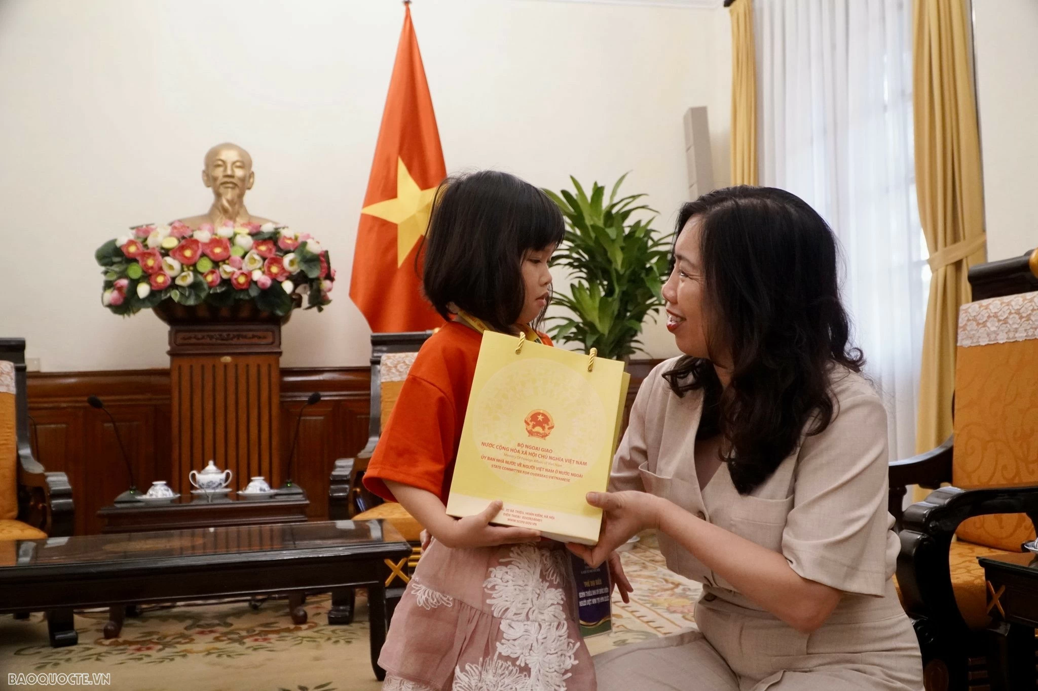 Deputy FM Le Thi Thu Hang welcomes Vietnamese children, teachers from RoK Deputy FM Le Thi Thu Hang welcomes Vietnamese children, teachers from RoK