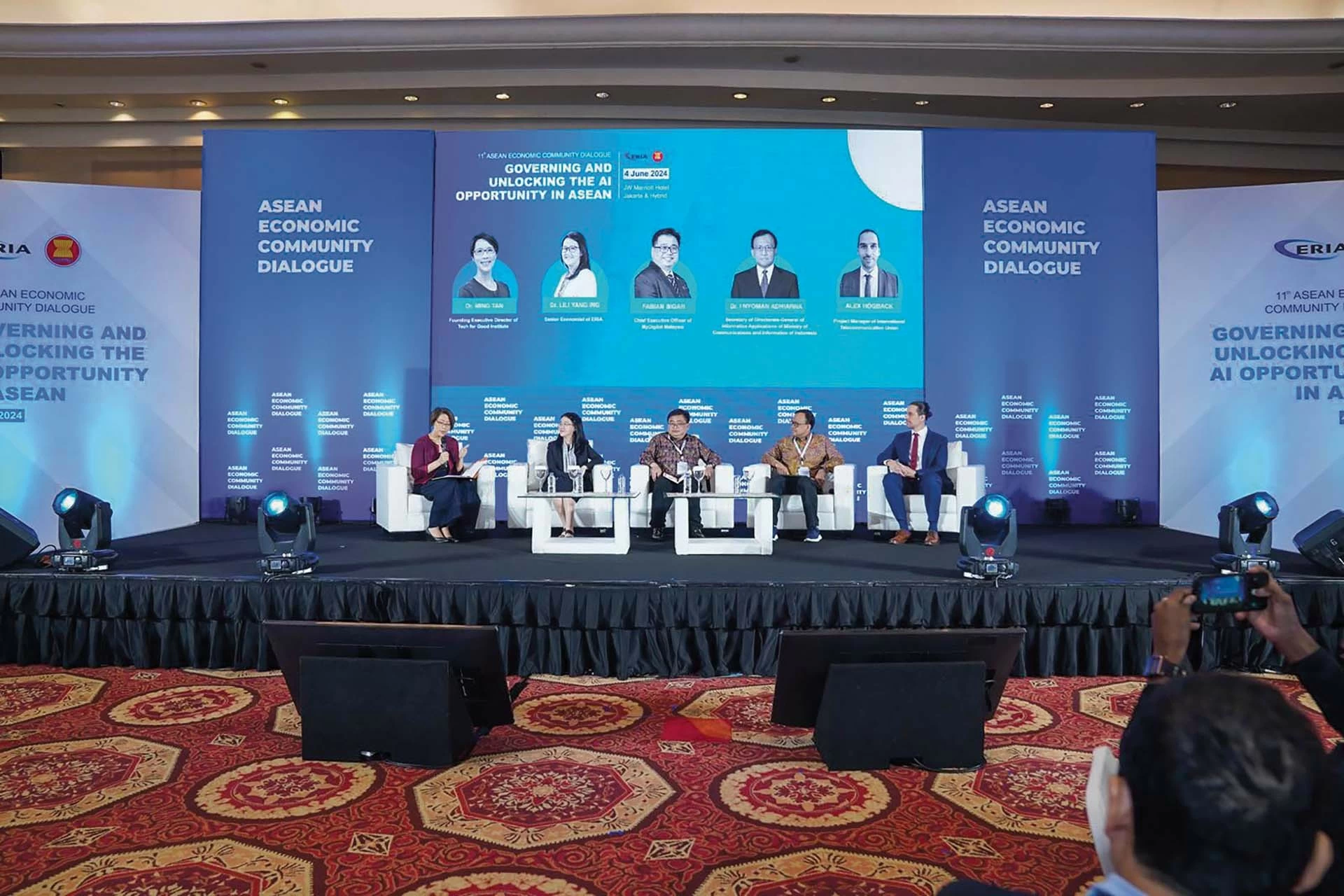 Đối thoại AEC lần thứ 11 ngày 4/6/2024 tại Jakarta, Indonesia nhằm phát triển các quy định và tiêu chuẩn AI thống nhất trên toàn khu vực, tạo điều kiện cho hợp tác xuyên biên giới. (Nguồn: Ban Thư ký ASEAN) Đối thoại AEC lần thứ 11 ngày 4/6/2024 tại Jakarta, Indonesia nhằm phát triển các quy định và tiêu chuẩn AI thống nhất trên toàn khu vực, tạo điều kiện cho hợp tác xuyên biên giới. (Nguồn: Ban Thư ký ASEAN)