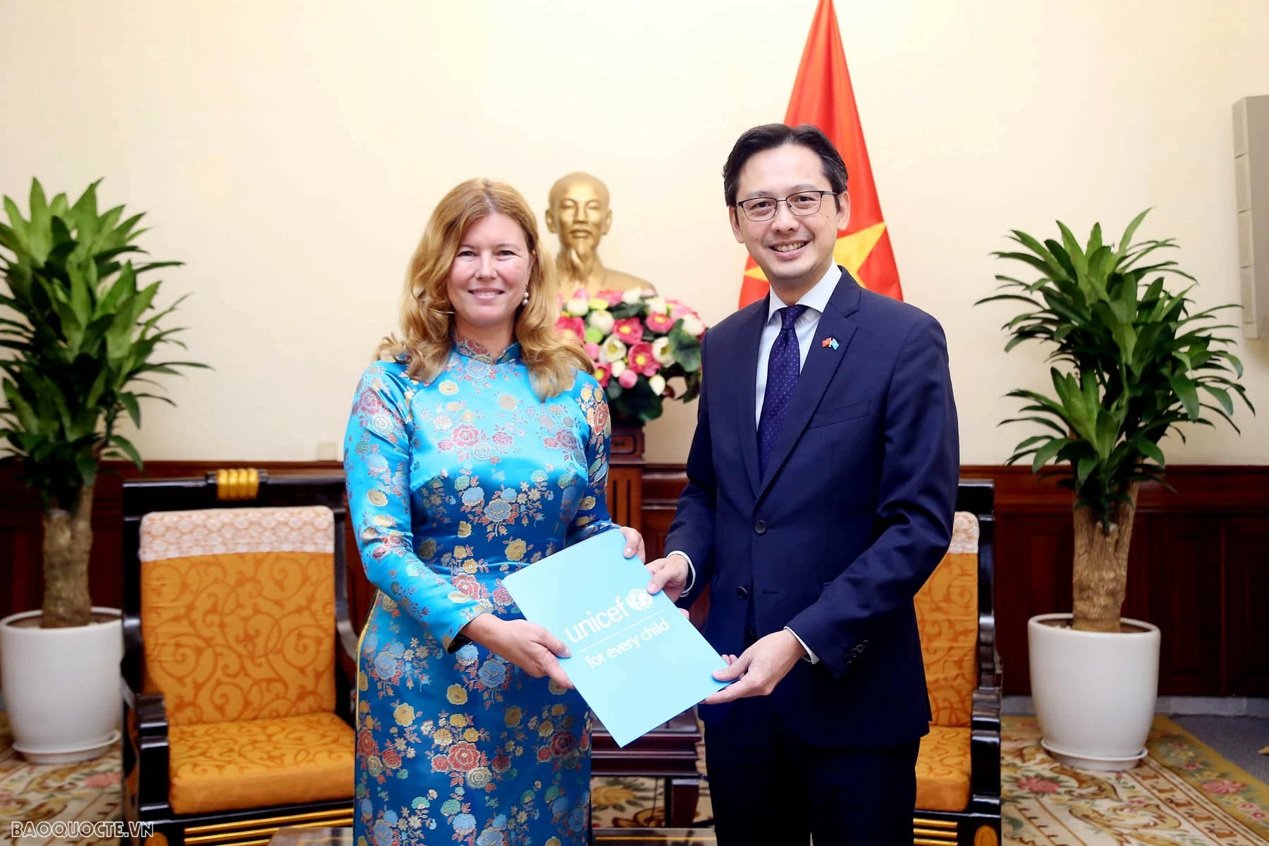 Thứ trưởng Ngoại giao Đỗ Hùng Việt tiếp nhận Thư Ủy nhiệm từ bà Silvia Danailov, Trưởng Đại diện Quỹ Nhi đồng Liên hợp quốc (UNICEF) tại Việt Nam. Thứ trưởng Ngoại giao Đỗ Hùng Việt tiếp nhận Thư Ủy nhiệm từ bà Silvia Danailov, Trưởng Đại diện Quỹ Nhi đồng Liên hợp quốc (UNICEF) tại Việt Nam.
