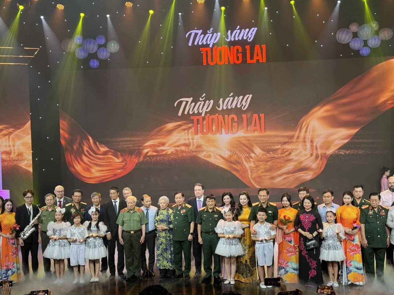 Các đại biểu tham dự chương trình “Thắp sáng tương lai Ensuring the rights of Agent Orange victims