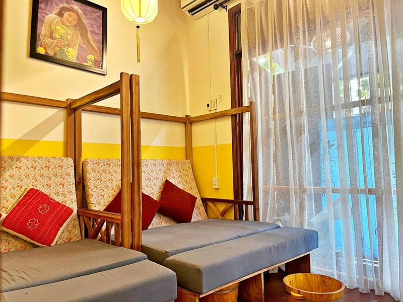 Relax your body, focus on your breath, close your eyes, and take deep breaths to experience the most refined elements of foot care. Relax your body, focus on your breath, close your eyes, and take deep breaths to experience the most refined elements of foot care.