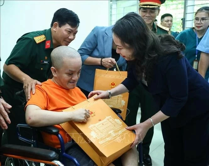 Vice President Vo Thi Anh Xuan visits AO/dioxin victims in Hanoi Vice President Vo Thi Anh Xuan visits AO/dioxin victims in Hanoi