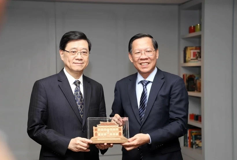 Vietnam-China’s Hong Kong: Opening new directions for cooperation between 'A Rising Star' and ' A Super-Connected Hub' Vietnam-China’s Hong Kong: Opening new directions for cooperation between 'A Rising Star' and ' A Super-Connected Hub'