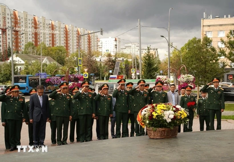 Defence Minister Phan Van Giang pays working trip to Russia Defence Minister Phan Van Giang pays working trip to Russia