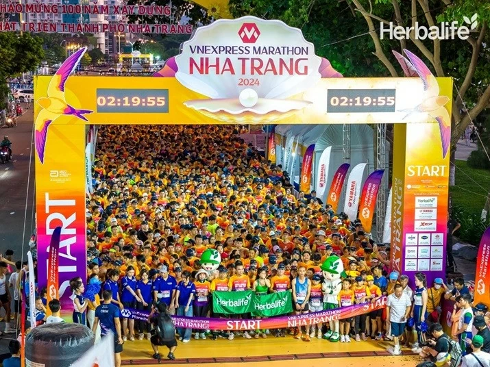 This year's event attracted over 9,000 domestic and international runners, as well as thousands of tourists. This year's event attracted over 9,000 domestic and international runners, as well as thousands of tourists.