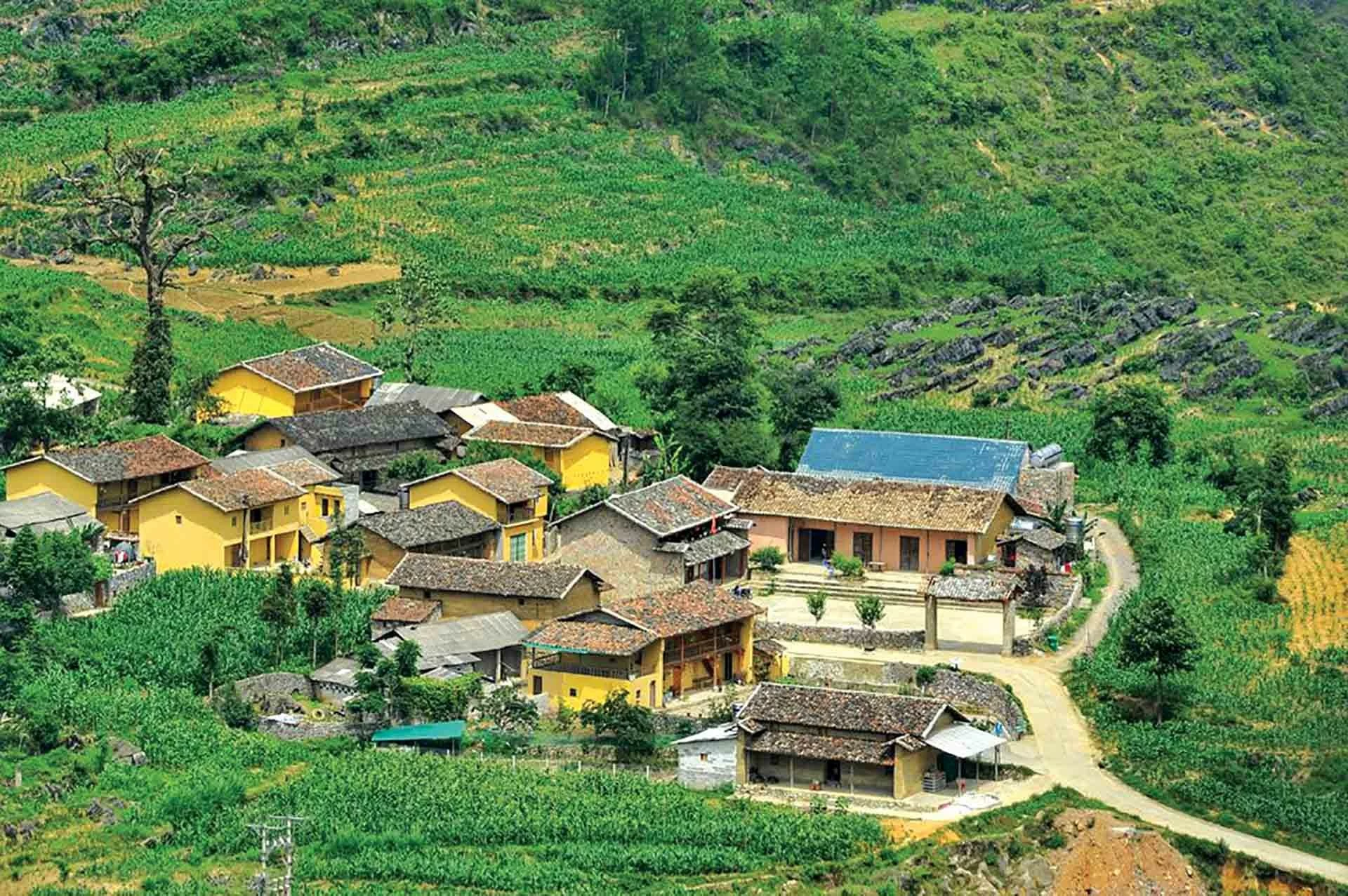 Làng Lô Lô Chải nằm ngay dưới chân cột cờ Lũng Cú. (Nguồn: ivivu) Làng Lô Lô Chải nằm ngay dưới chân cột cờ Lũng Cú. (Nguồn: ivivu)