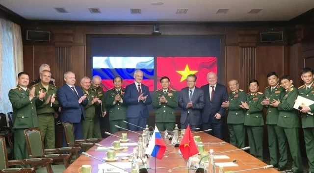 Vietnam, Russia Defence Ministers hold talks on defence cooperation Vietnam, Russia Defence Ministers hold talks on defence cooperation