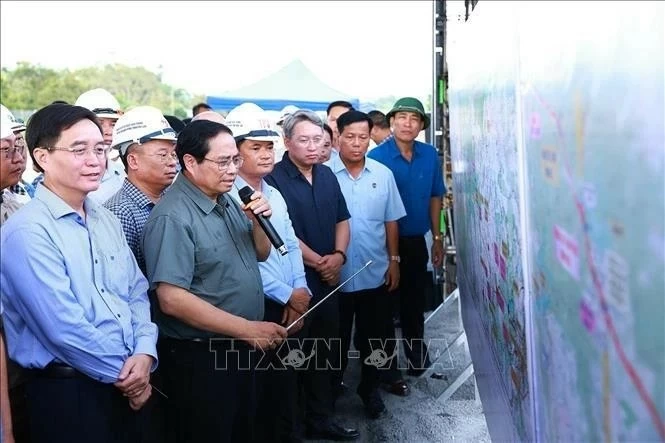 Prime Minister Pham Minh Chinh looks at the map of the Khanh Hoa - Buon Ma Thuot expressway project. (Photo: VNA) Prime Minister Pham Minh Chinh looks at the map of the Khanh Hoa - Buon Ma Thuot expressway project. (Photo: VNA)