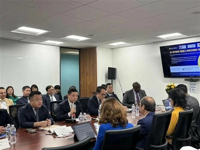 The delegation of the Commission for the Management of State Capital at Enterprises (CMSC) meet with US businesses. (Photo: VNA) The delegation of the Commission for the Management of State Capital at Enterprises (CMSC) meet with US businesses. (Photo: VNA)