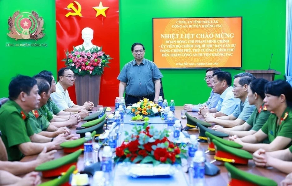 Prime Minister Pham Minh Chinh visits police of Krong Pac district, the Central Highlands province of Dak Lak, on August 17. (Photo: VNA) Prime Minister Pham Minh Chinh visits police of Krong Pac district, the Central Highlands province of Dak Lak, on August 17. (Photo: VNA)