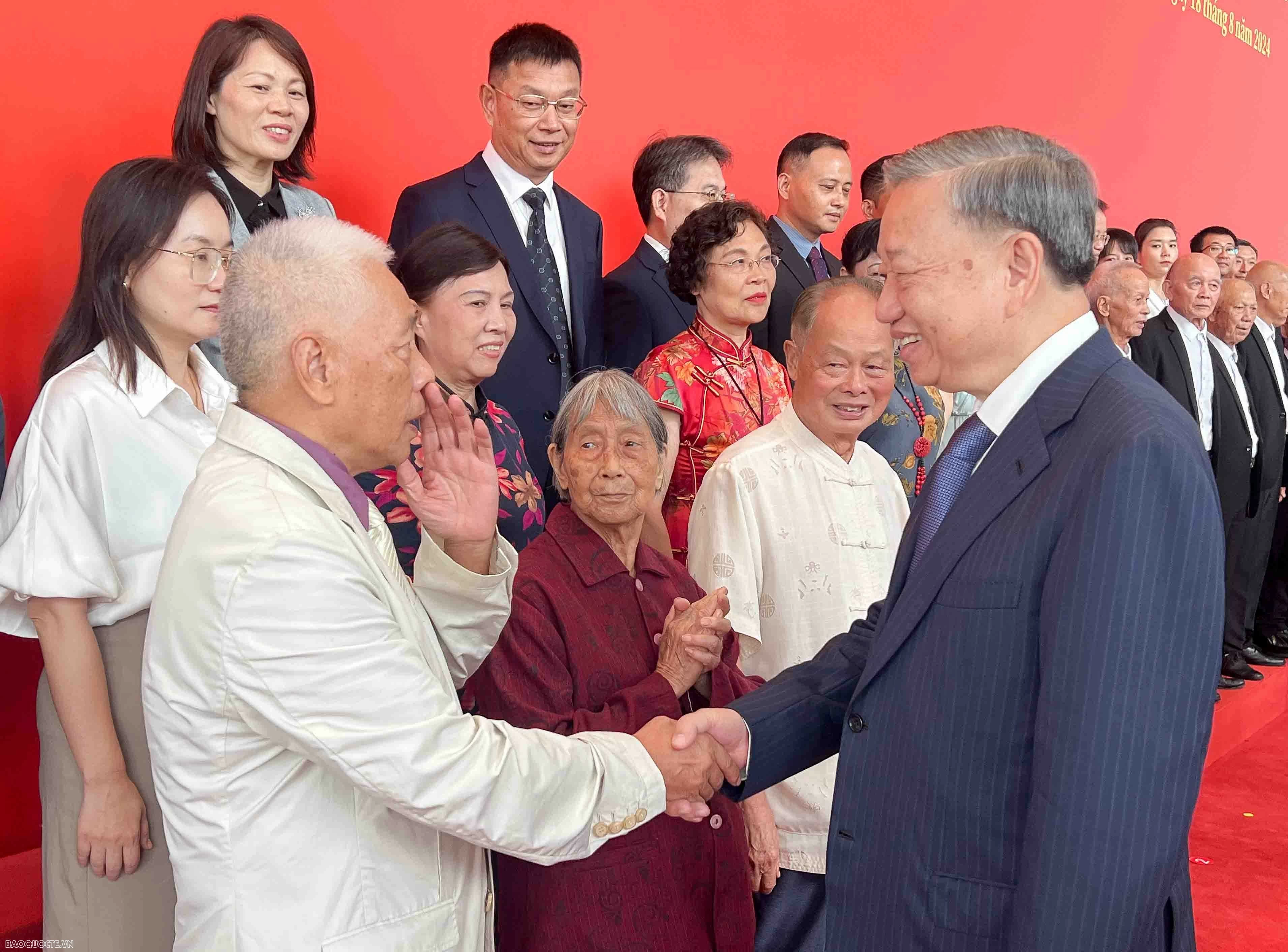 Top Vietnamese leader meets with Chinese representatives of friendship organisations, scholars Top Vietnamese leader meets with Chinese representatives of friendship organisations, scholars