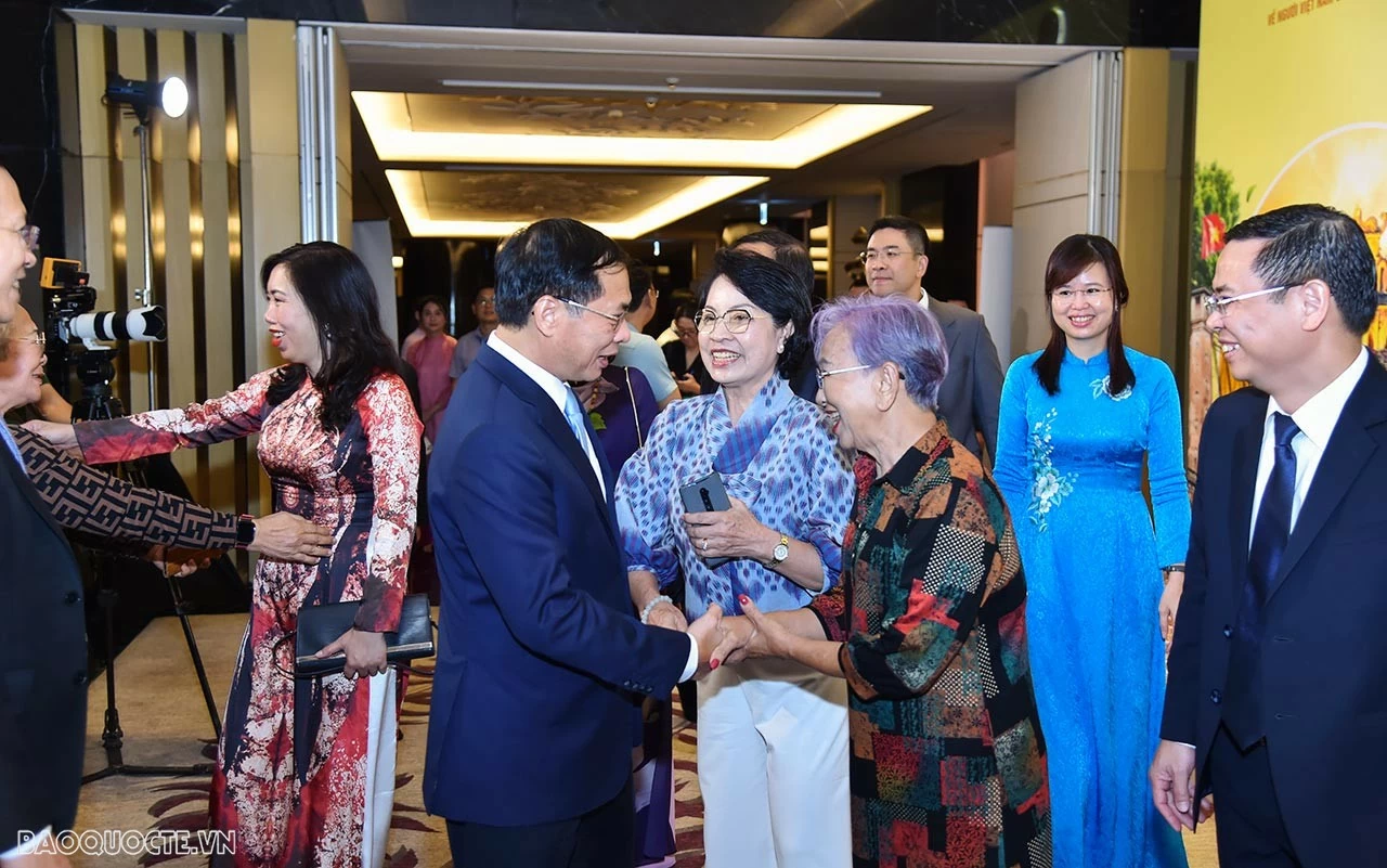 Foreign Minister Bui Thanh Son lauded contributions made by overseas Vietnamese Foreign Minister Bui Thanh Son lauded contributions made by overseas Vietnamese