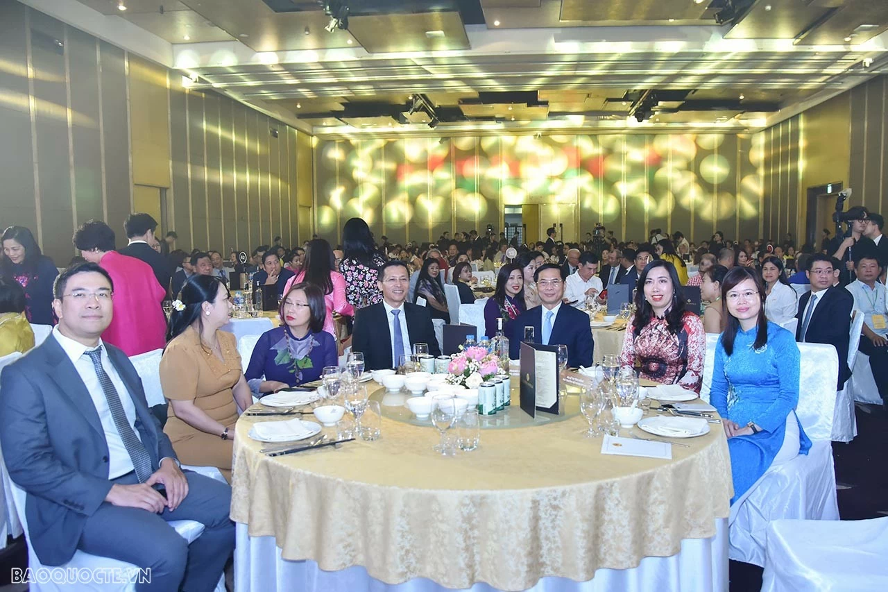 Foreign Minister Bui Thanh Son urges overseas Vietnamese to make more contributions Foreign Minister Bui Thanh Son urges overseas Vietnamese to make more contributions