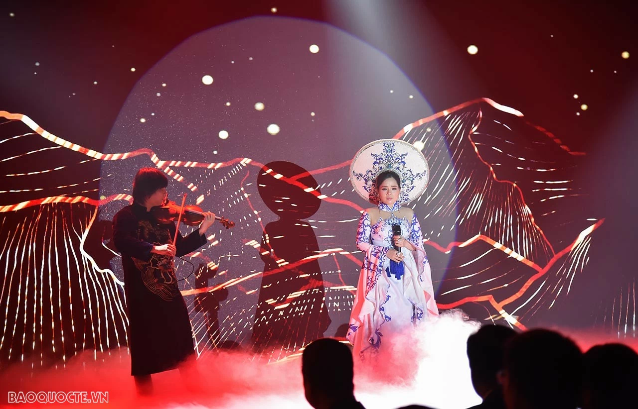 Foreign Minister Bui Thanh Son urges overseas Vietnamese to make more contributions