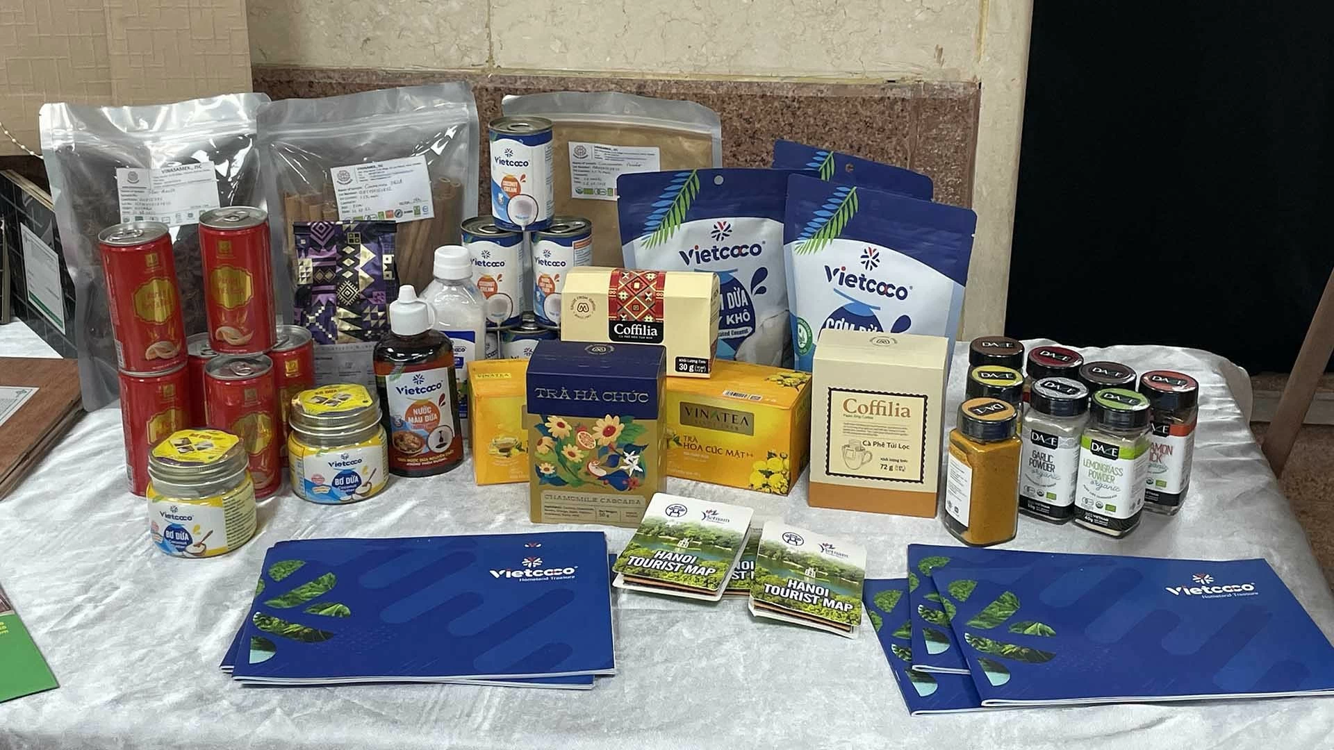 Góc trưng bày sản phẩm Halal Việt Nam tại Đại sứ quán để các doanh nghiệp Ai Cập quan tâm có thể trực tiếp kiểm tra chất lượng. (Nguồn: Đại sứ quán Việt Nam tại Ai Cập) Góc trưng bày sản phẩm Halal Việt Nam tại Đại sứ quán để các doanh nghiệp Ai Cập quan tâm có thể trực tiếp kiểm tra chất lượng. (Nguồn: Đại sứ quán Việt Nam tại Ai Cập)