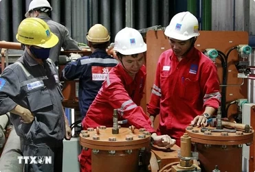A team of engineers is inspecting and maintaining equipment at the Nhon Trach 2 power plant. A team of engineers is inspecting and maintaining equipment at the Nhon Trach 2 power plant.
