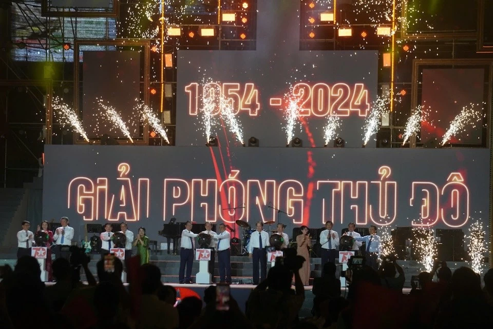 Các đại biểu thực hiện nghi thức khai mạc, “Những ngày Hà Nội tại TP Hồ Chí Minh” chính thức bắt đầu Các đại biểu thực hiện nghi thức khai mạc, “Những ngày Hà Nội tại TP Hồ Chí Minh” chính thức bắt đầu