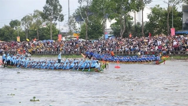 Two women teams compete at the final of the 2023 Mekong Delta Ngo (Khmer long boat) race in Soc Trang province to celebrate the Ok Om Bok Festival (Photo: VNA) Two women teams compete at the final of the 2023 Mekong Delta Ngo (Khmer long boat) race in Soc Trang province to celebrate the Ok Om Bok Festival (Photo: VNA)