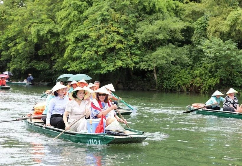 President of the Australian Senate Sue Lines (with scraft) and National Assembly Deputy Chairwoman Nguyen Thi Thanh visit the Trang An ecotourism site in Ninh Binh province (Photo: VNA) President of the Australian Senate Sue Lines (with scraft) and National Assembly Deputy Chairwoman Nguyen Thi Thanh visit the Trang An ecotourism site in Ninh Binh province (Photo: VNA)