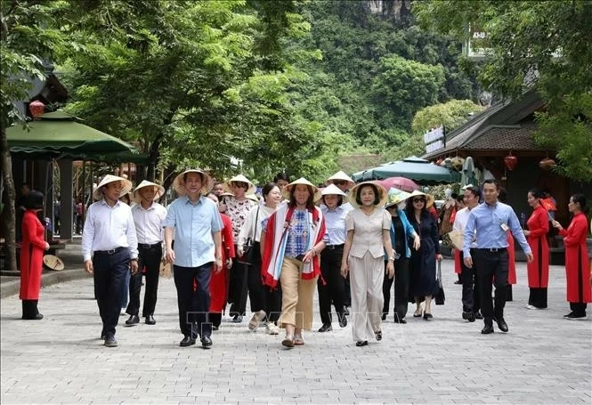 Australian Senate President visits Trang An ecotourism site in Ninh Binh Australian Senate President visits Trang An ecotourism site in Ninh Binh