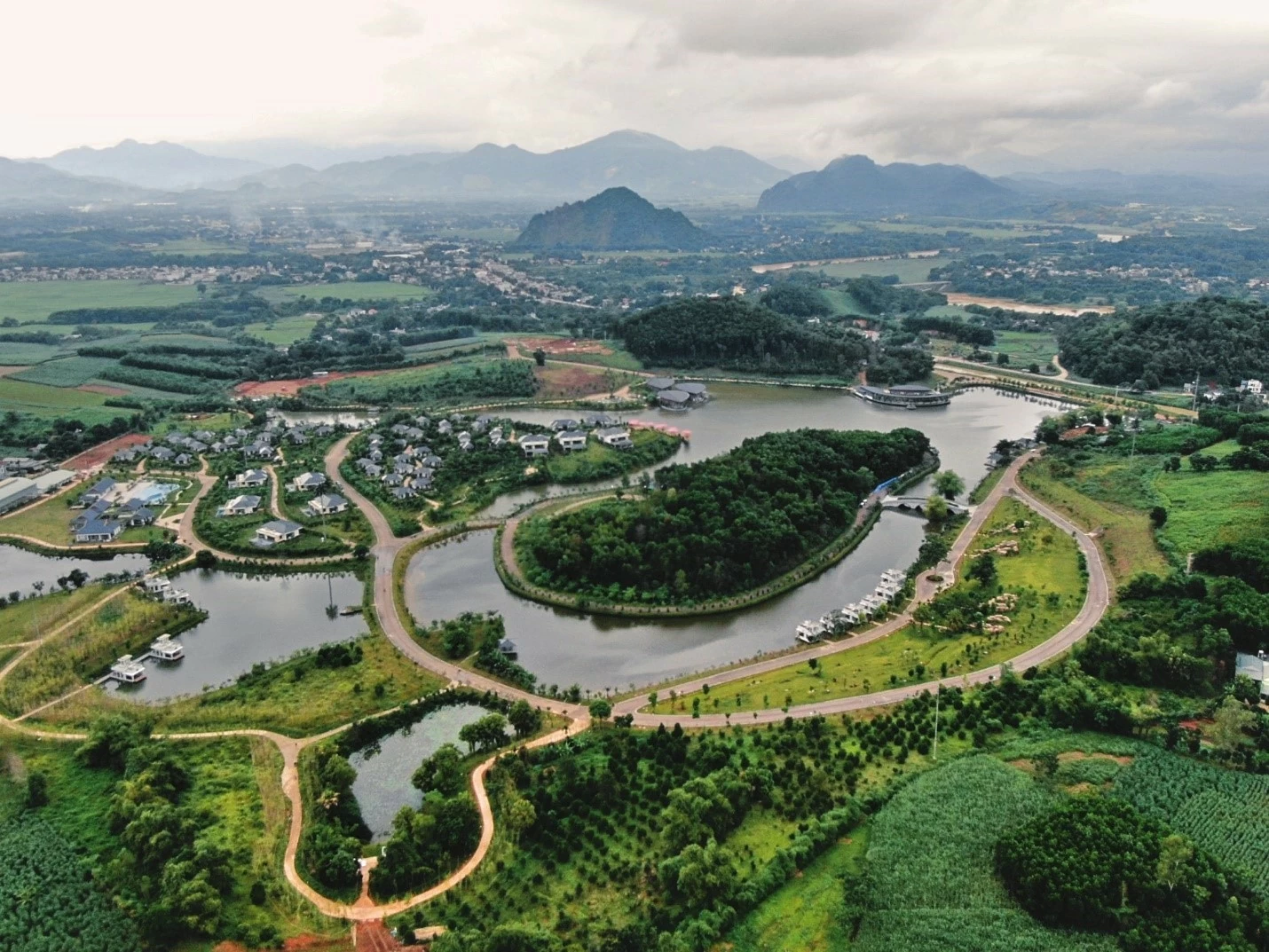 LAMORI ví như phiên bản Hạ Long được bao quanh bởi núi rừng Lam Sơn. LAMORI ví như phiên bản Hạ Long được bao quanh bởi núi rừng Lam Sơn.