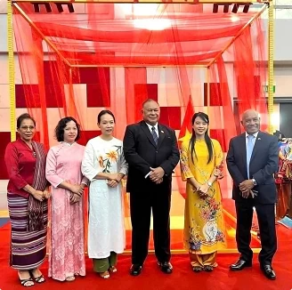 Vietnamese traditional dress wows spectators in Brunei Vietnamese traditional dress wows spectators in Brunei