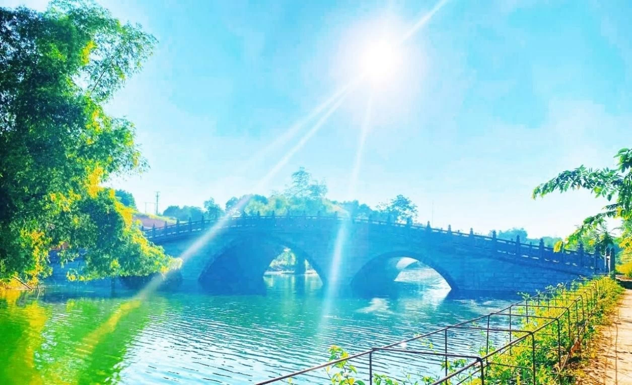 Khoảnh khắc nắng chiều vàng như mật ngọt rót long lanh Khoảnh khắc nắng chiều vàng như mật ngọt rót long lanh