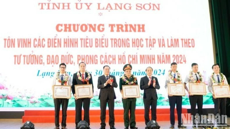 Outstanding models in studying and following President Ho’s example honoured at the ceremony Outstanding models in studying and following President Ho’s example honoured at the ceremony