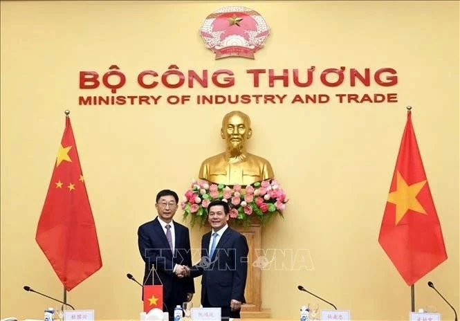 Minister of Industry and Trade Nguyen Hong Dien (R) and Liu Ning, visiting member of the Communist Party of China (CPC) Central Committee and Secretary of the CPC Committee of China’s Guangxi Zhuang Autonomous Region at their talks on August 30. (Photo: VNA) Minister of Industry and Trade Nguyen Hong Dien (R) and Liu Ning, visiting member of the Communist Party of China (CPC) Central Committee and Secretary of the CPC Committee of China’s Guangxi Zhuang Autonomous Region at their talks on August 30. (Photo: VNA)
