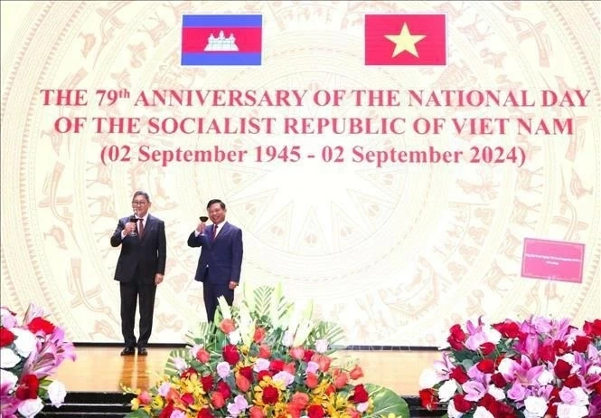 Vietnamese Ambassador to Cambodia Nguyen Huy Tang (R) and Cambodian Deputy Prime Minister and Minister of Foreign Affairs and International Cooperation Sok Chenda Sophea at the ceremony. (Photo: VNA) Vietnamese Ambassador to Cambodia Nguyen Huy Tang (R) and Cambodian Deputy Prime Minister and Minister of Foreign Affairs and International Cooperation Sok Chenda Sophea at the ceremony. (Photo: VNA)