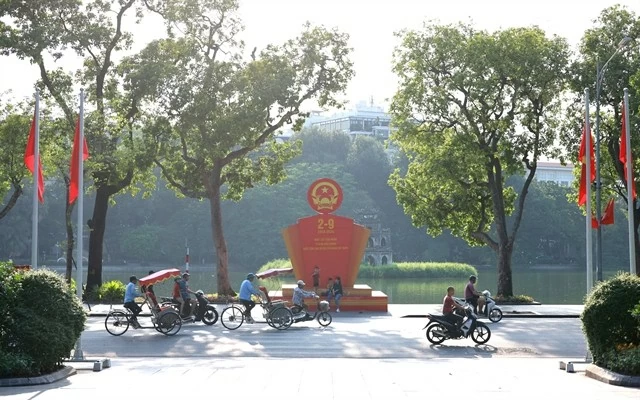 Hoan Kiem Lake, the heart of the capital, is also decorated brilliantly for the national special occasions.(Photo: VNA/VNS) Hoan Kiem Lake, the heart of the capital, is also decorated brilliantly for the national special occasions.(Photo: VNA/VNS)