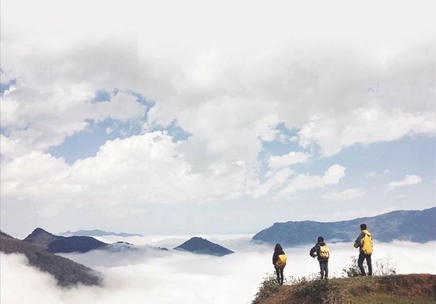 From the top of the mountain, Hong Ngai is like a sea of clouds. (Photo: baodantoc.vn) From the top of the mountain, Hong Ngai is like a sea of clouds. (Photo: baodantoc.vn)