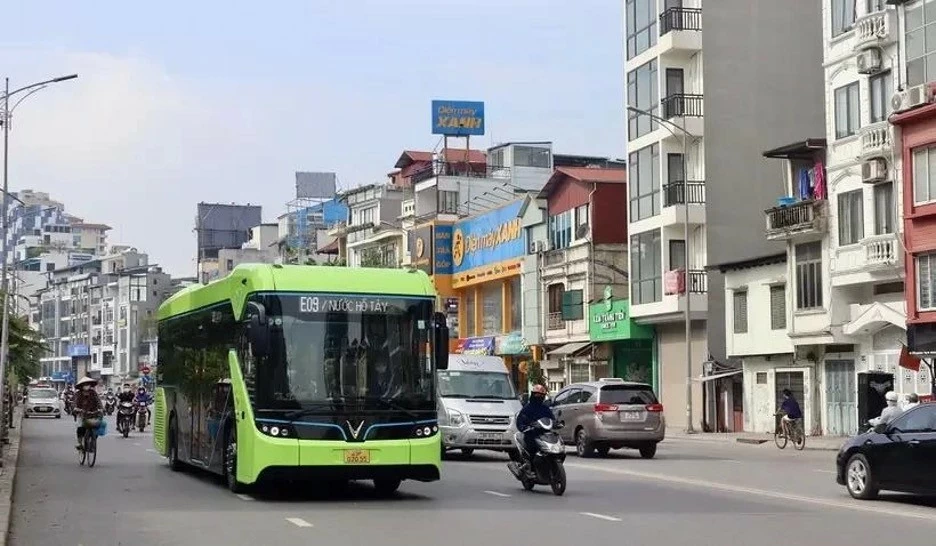 Hanoi launches additional electric bus routes to reduce greenhouse gas emissions into the environment. (Photo: VNA) Hanoi launches additional electric bus routes to reduce greenhouse gas emissions into the environment. (Photo: VNA)