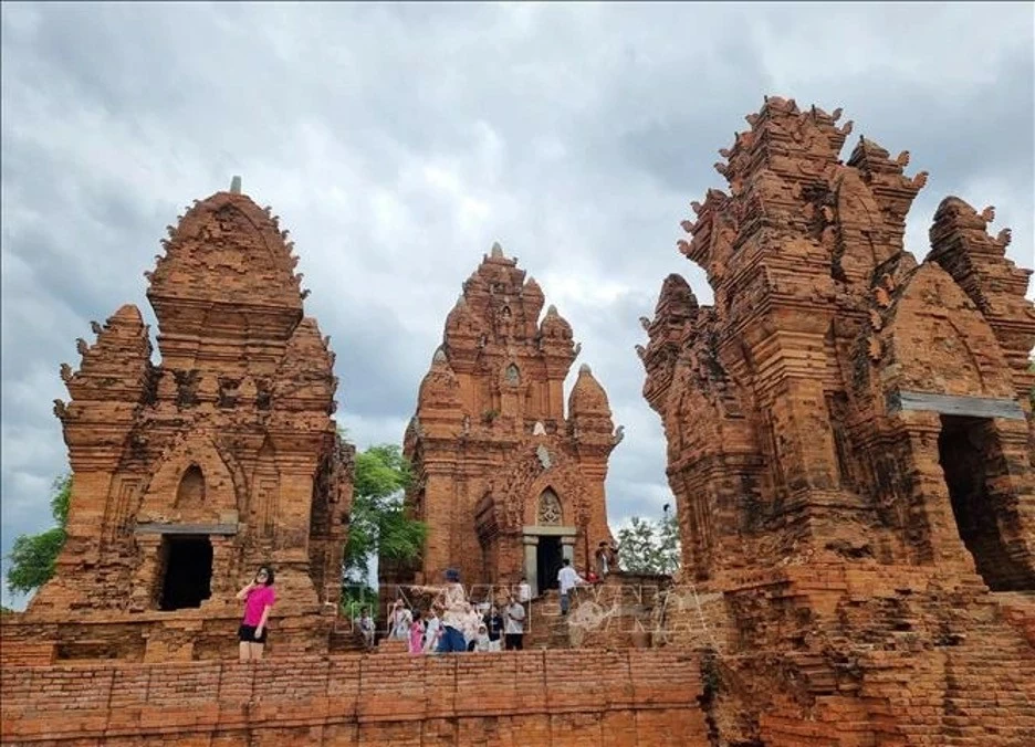Tourists visit Po Klong Garai tower in Ninh Thuan province's Phan Rang-Thap Cham city. (Photo: VNA)