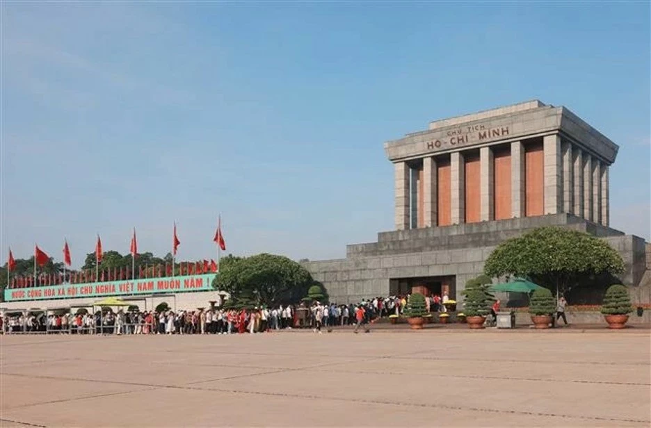 Thousands of people visit Ho Chi Minh Mausoleum in Hanoi on National Day. (Photo: VNA) Thousands of people visit Ho Chi Minh Mausoleum in Hanoi on National Day. (Photo: VNA)