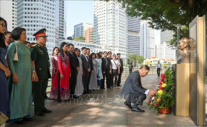 Officials from the embassy and other agencies of Vietnam in Singapore, along with representatives of the Vietnamese community at the statue of President Ho Chi Minh at the Asian Civilisations Museum (ACM). (Photo: VNA) Officials from the embassy and other agencies of Vietnam in Singapore, along with representatives of the Vietnamese community at the statue of President Ho Chi Minh at the Asian Civilisations Museum (ACM). (Photo: VNA)