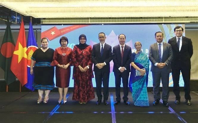 Vietnamese Ambassador to Bangladesh Nguyen Manh Cuong (fourth, from right) is with Bangladesh's Interim Government Advisor in charge of the Ministry of Fisheries and Livestock Farida Akhter and Ambassadors and Charge d'Affaires of ASEAN countries at the celebration. (Photo: Provided by the Embassy) Vietnamese Ambassador to Bangladesh Nguyen Manh Cuong (fourth, from right) is with Bangladesh's Interim Government Advisor in charge of the Ministry of Fisheries and Livestock Farida Akhter and Ambassadors and Charge d'Affaires of ASEAN countries at the celebration. (Photo: Provided by the Embassy)
