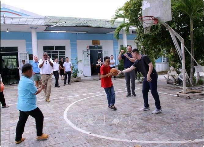 US Ambassador visits, engages in sports activities with AO victims in Da Nang US Ambassador visits, engages in sports activities with AO victims in Da Nang