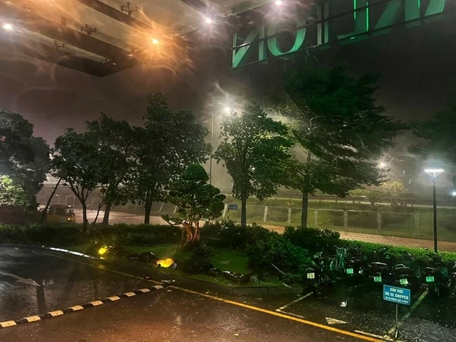 Heavy rain and strong winds, triggered by typhoon Yagi when it makes landfall on Hà Nội at 8:05pm in Trần Phú Ward, Hoàng Mai District.— VNA/VNS Photo Heavy rain and strong winds, triggered by typhoon Yagi when it makes landfall on Hà Nội at 8:05pm in Trần Phú Ward, Hoàng Mai District.— VNA/VNS Photo