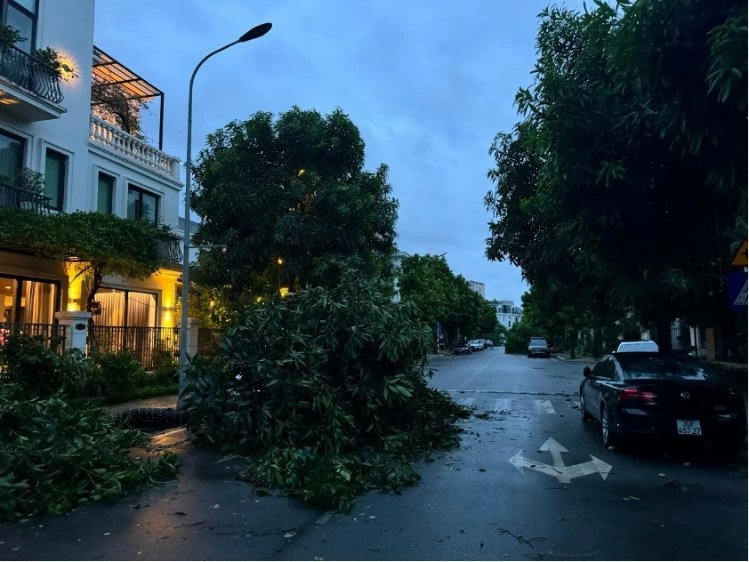 Typhoon Yagi devastates Hanoi Typhoon Yagi leaves Hanoi devastated