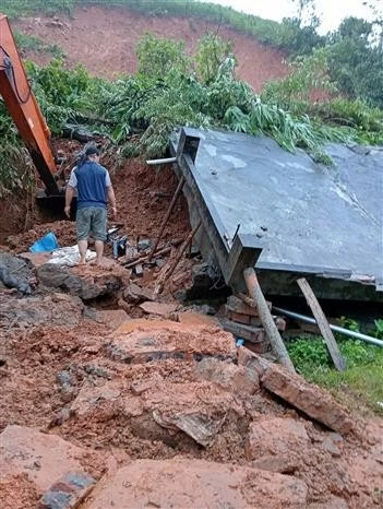 A landslide buries a house, resulting in four deaths and one injury in Tan Minh village, Da Bac district, Hoa Binh province. (Photo: VNA) A landslide buries a house, resulting in four deaths and one injury in Tan Minh village, Da Bac district, Hoa Binh province. (Photo: VNA)