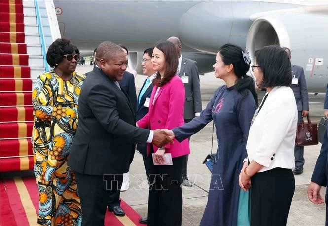 Tổng thống Mozambique bắt đầu thăm chính thức Việt Nam Tổng thống Mozambique bắt đầu thăm chính thức Việt Nam