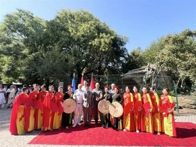 At the inauguration ceremony of the space dedicated to Vietnam, called “Goc Vietnam (Vietnamese corner)” in Odessa, Ukraine. At the inauguration ceremony of the space dedicated to Vietnam, called “Goc Vietnam (Vietnamese corner)” in Odessa, Ukraine.